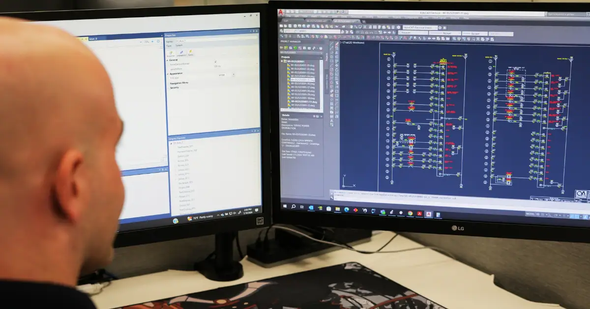 Empleado de Odawara utiliza software CAD para proporcionar soluciones DFM.